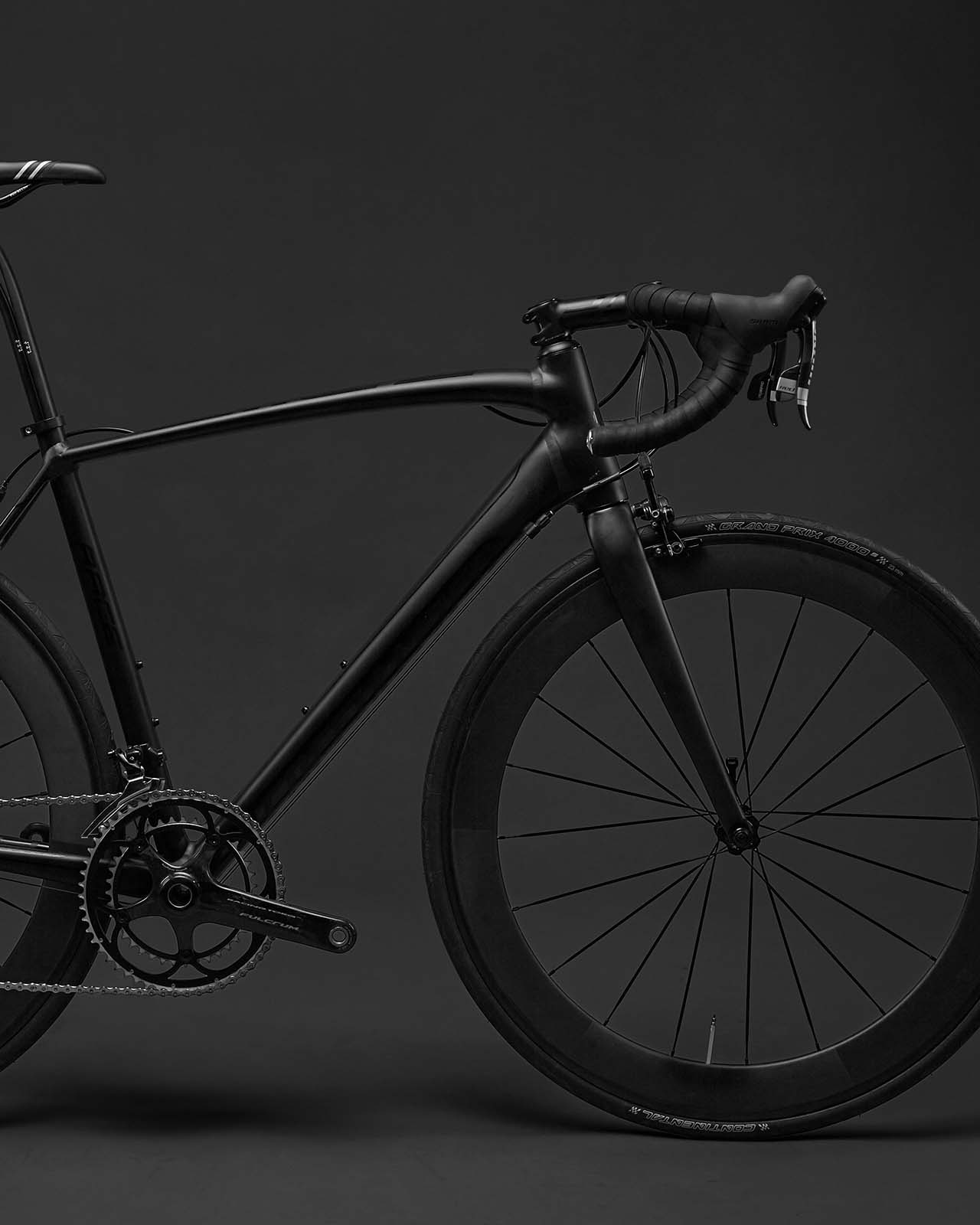 Bicicleta elêtrica preta.